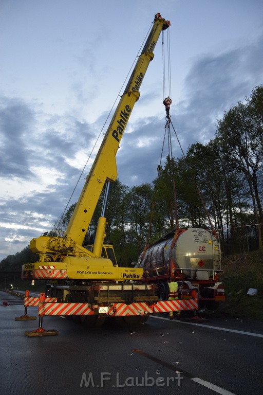 VU Gefahrgut LKW umgestuerzt A 4 Rich Koeln Hoehe AS Gummersbach P572.JPG - Miklos Laubert